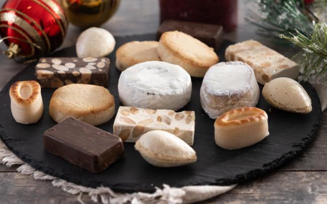 Una bandeja con típicos dulces navideños.