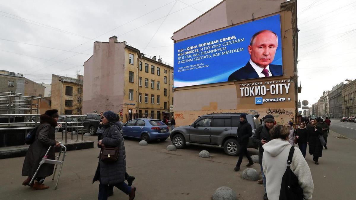 Un cartel electoral con la imagen de Putin en San Petersburgo.