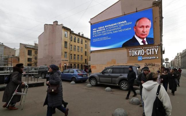 Un cartel electoral con la imagen de Putin en San Petersburgo.