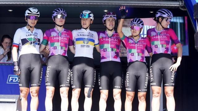 Ostolaza posa con sus compañeras de equipo del Laboral Kutxa-Euskadi en el Tour de los Pirineos.