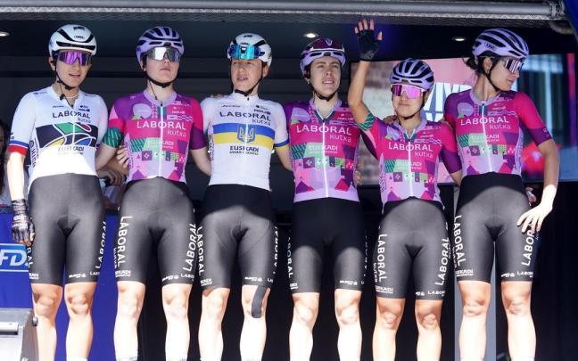 Ostolaza posa con sus compañeras de equipo del Laboral Kutxa-Euskadi en el Tour de los Pirineos.