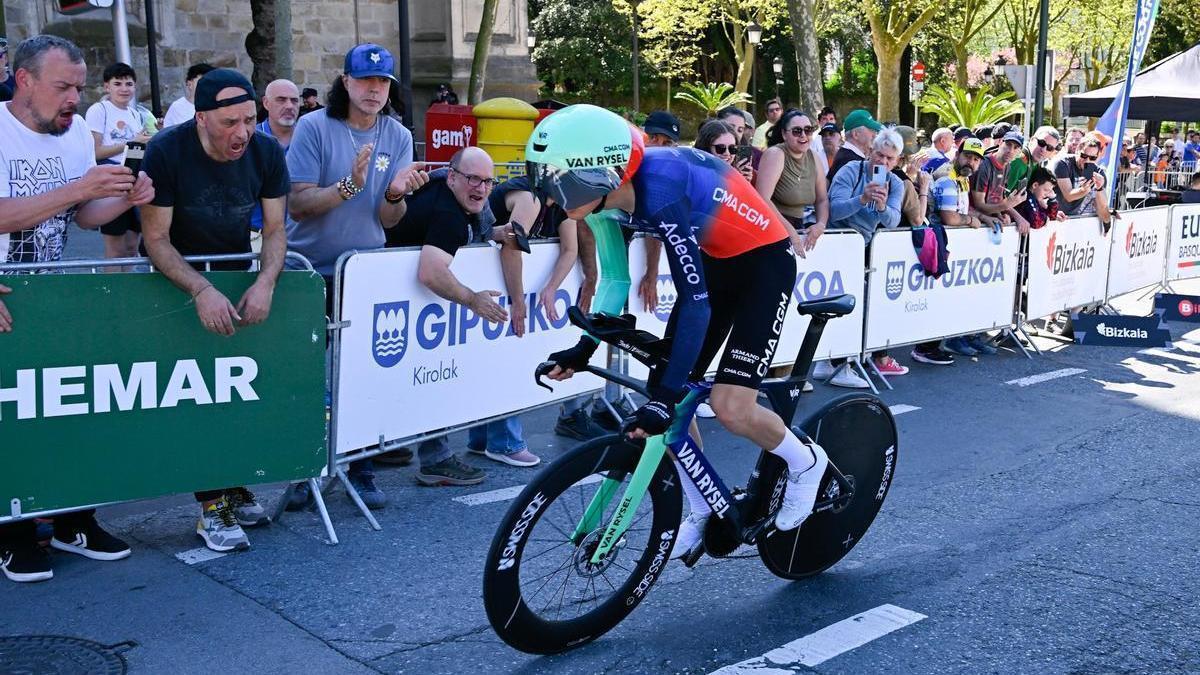 Paul Seixas, durante la salida de la crono de Bilbao.