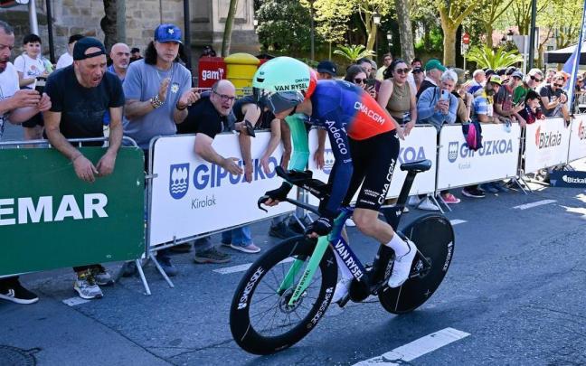 Paul Seixas, durante la salida de la crono de Bilbao.