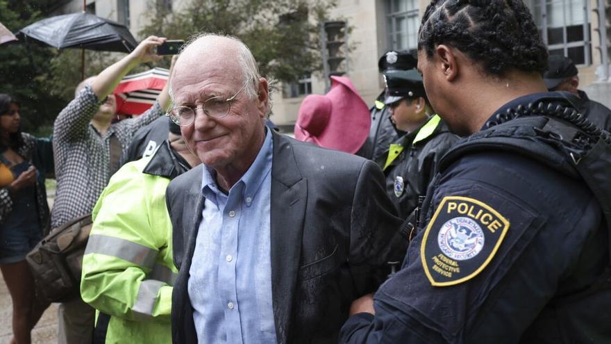 Detienen al cofundador de 'Ben & Jerry's' por irrumpir en el Congreso de EEUU para protestar contra la guerra en Gaza.