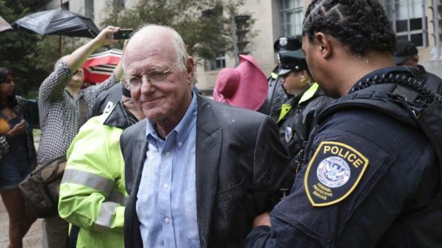 Detienen al cofundador de 'Ben & Jerry's' por irrumpir en el Congreso de EEUU para protestar contra la guerra en Gaza. / X Detienen al cofundador de 'Ben & Jerry's' por irrumpir en el Congreso de EEUU para protestar contra la guerra en Gaza.
