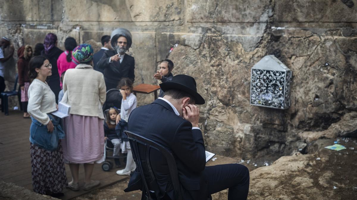 Varios judíos celebran el Sukkot, en zona palestina