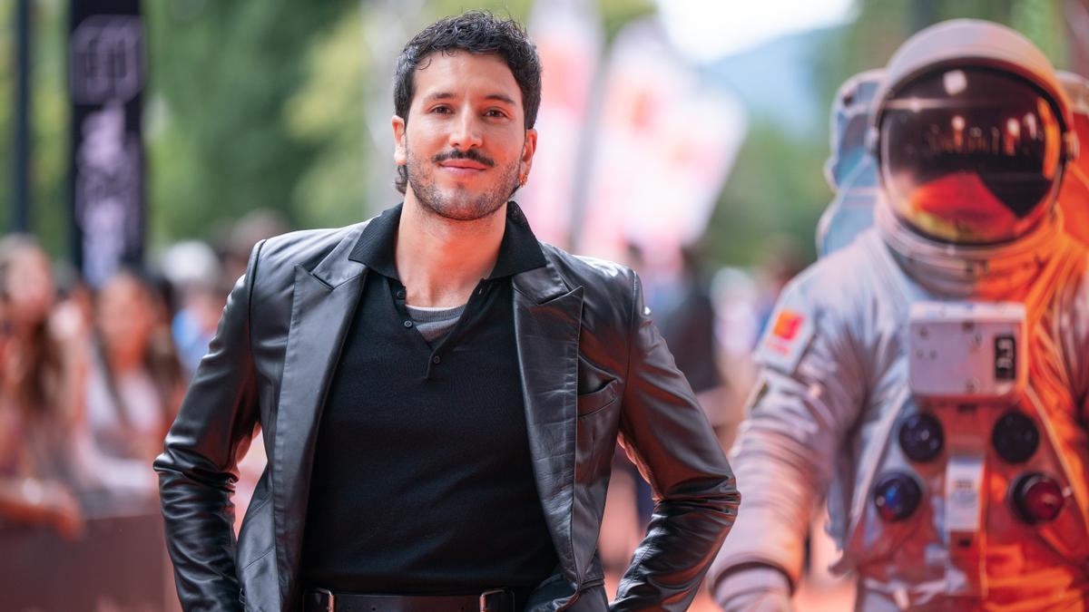 El cantante Sebastián Yatra posa en la alfombra naranja de la XVII edición del FesTVal de Vitoria-Gasteiz