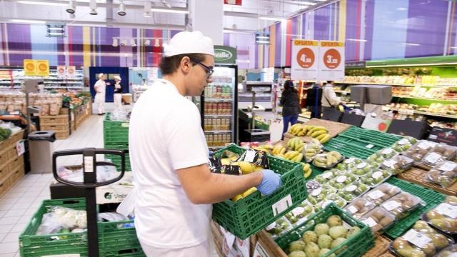 Imagen de archivo de un trabajador en un supermercado.