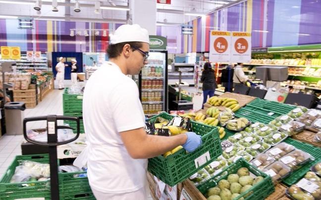 Imagen de archivo de un trabajador en un supermercado.