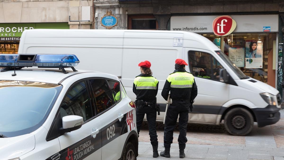 Dos agentes de la Policía Municipal de Bilbao durante un control rutinario.