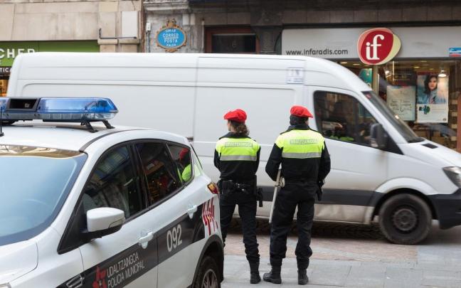 Dos agentes de la Policía Municipal de Bilbao durante un control rutinario.