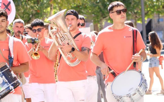 La txaranga Ustekabe no faltó a la cita con su 25 aniversario.