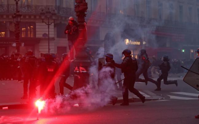 La violencia se desata en Francia por la reforma de las pensiones. La violencia se desata en Francia por la reforma de las pensiones.