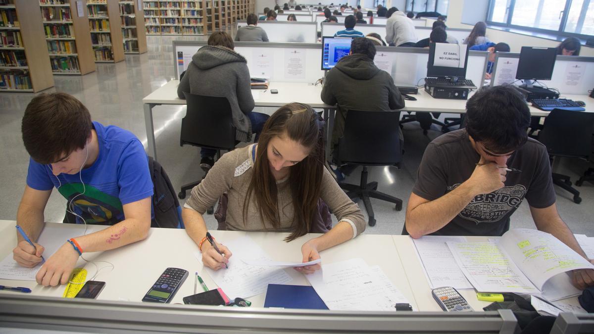 Euskadi es, junto con Navarra, la comunidad autónoma con los menores porcentajes de abandono tanto en grado como en máster. REMITIDA / HANDOUT por MITXI-IREKIA Fotografía remitida a medios de comunicación exclusivamente para ilustrar l