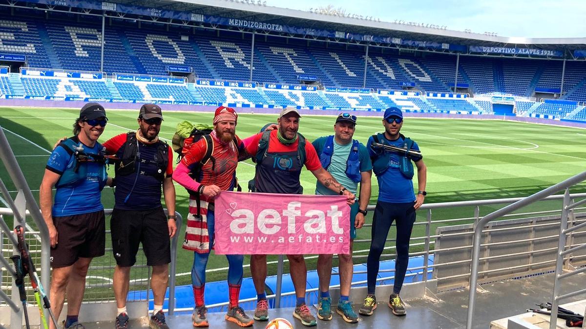 Gonzalo junto a compañeros voluntarios en el reto por Aefat de 2023 en Gasteiz Gonzalo junto a compañeros voluntarios en el reto por Aefat de 2023 en Gasteiz