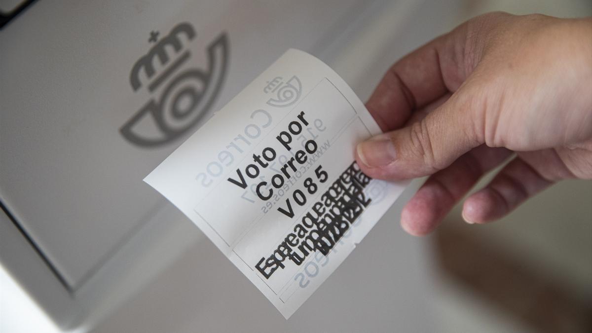 Un ticket de voto por correo en una oficina de Correos.