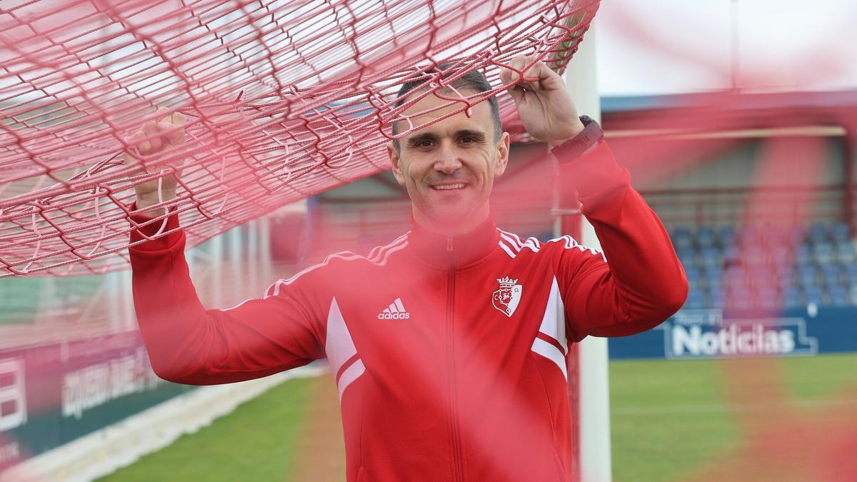 Kike García posa sonriente en una portería de las instalaciones de Tajonar tras el entrenamiento que completó ayer Osasuna.