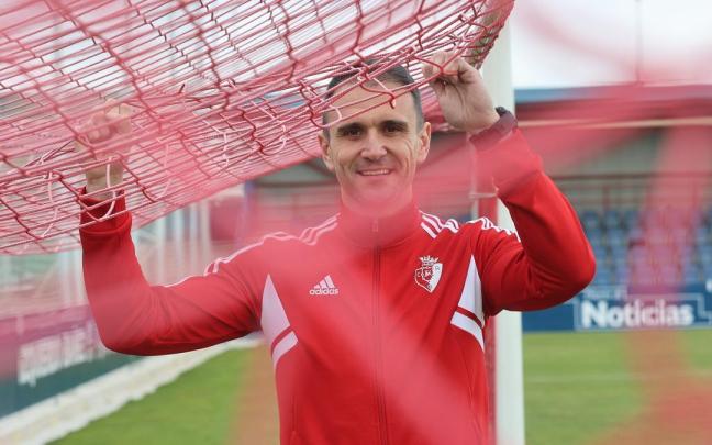 Kike García posa sonriente en una portería de las instalaciones de Tajonar tras el entrenamiento que completó ayer Osasuna.