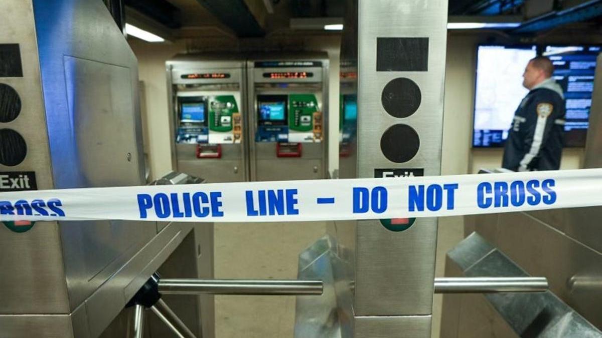 Imagen de archivo de un cordón policial en el metro de Nueva York.