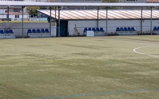 El estado del terreno de juego hacía necesaria la renovación del césped.