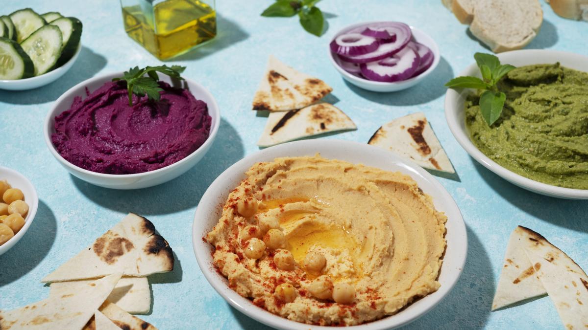 Distintos hummus: tradicional, con remolacha o con aguacate.