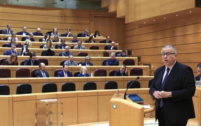 El senador del PP Francisco Martín Bernabé interviene durante el pleno en la Cámara Alta.