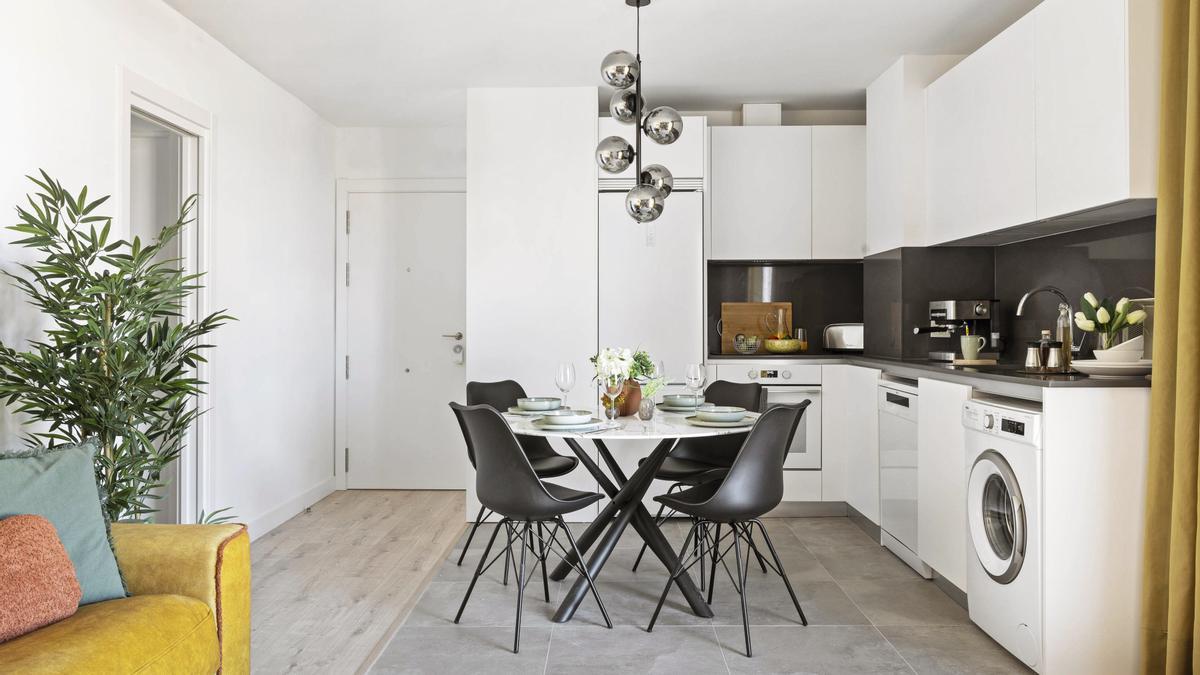 Vista de la zona de entrada, la cocina y el comedor.