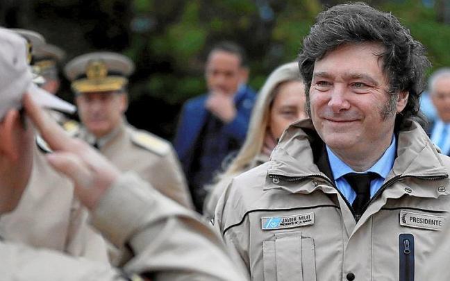 El presidente de Argentina, Javier Milei, el pasado lunes, durante el recibimiento de un buque de la Guardia Costera de Estados Unidos.