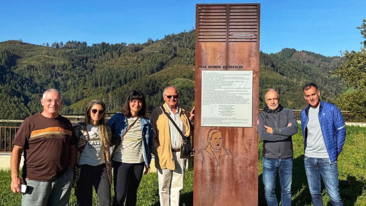 Antes del encuentro en LIzagasar, los asistentes a la reunion de Euskal Herriko Mendizaleen Biltzarra visitaron el monumento en memoria de Pako Iriondo en Idotorbe-San Pedro