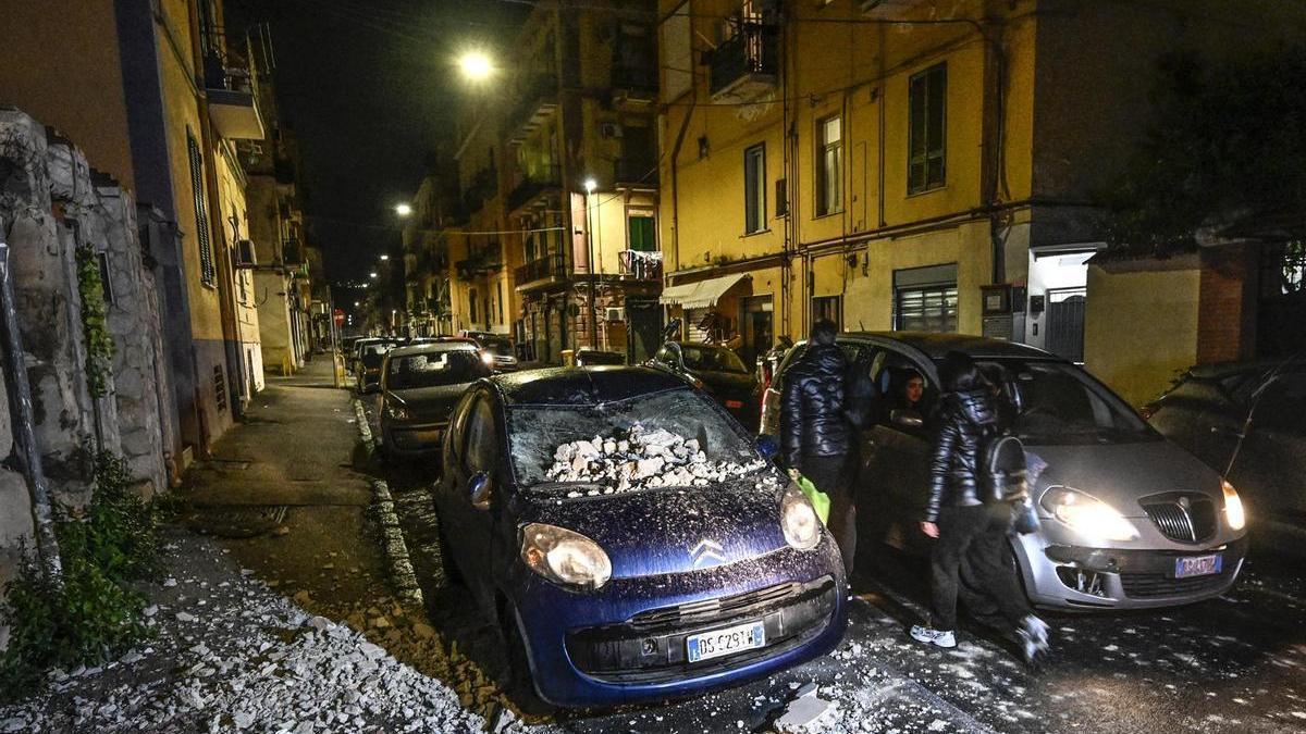 Varios vehículos dañados en Nápoles a causa del terremoto.