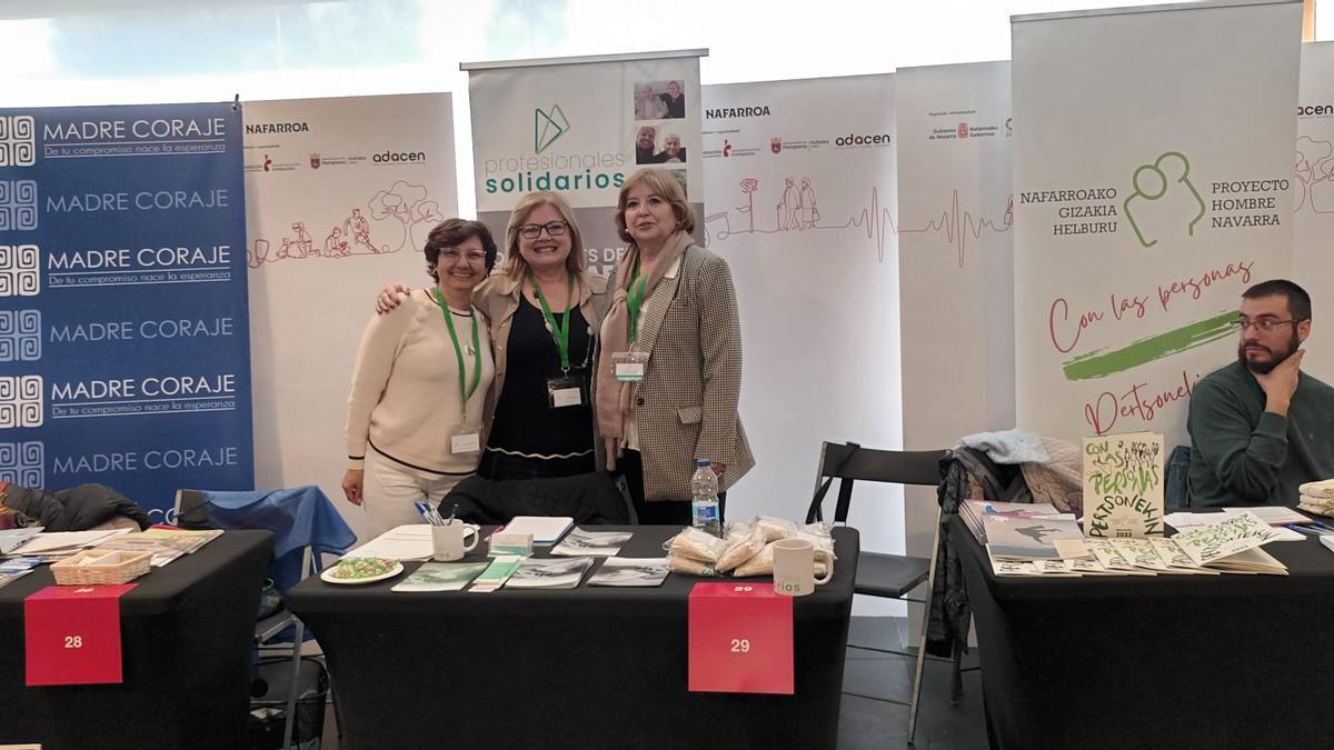 Cristina Jiménez, en el centro, junto a dos compañeras de la fundación.