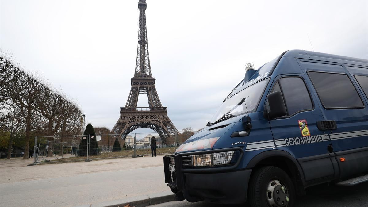 Un vehículo policial frente a la Torre Eiffel.