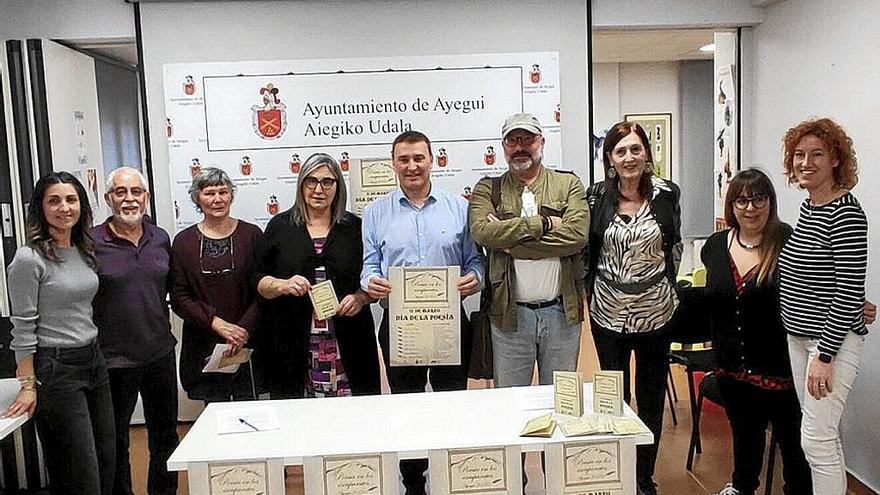 Presentación ayer en la biblioteca de Ayegui de la iniciativa ‘Poesía en los Escaparates’.