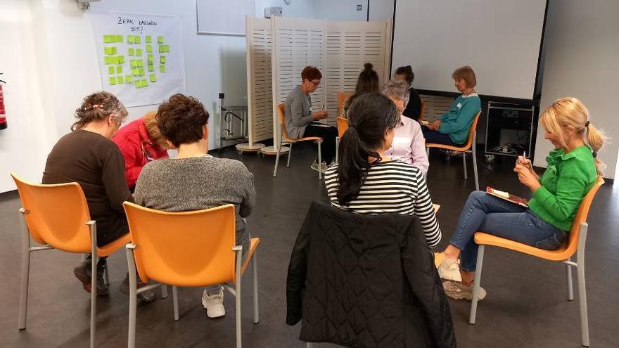 Participantes en uno de los talleres de Hil Arte Bizi