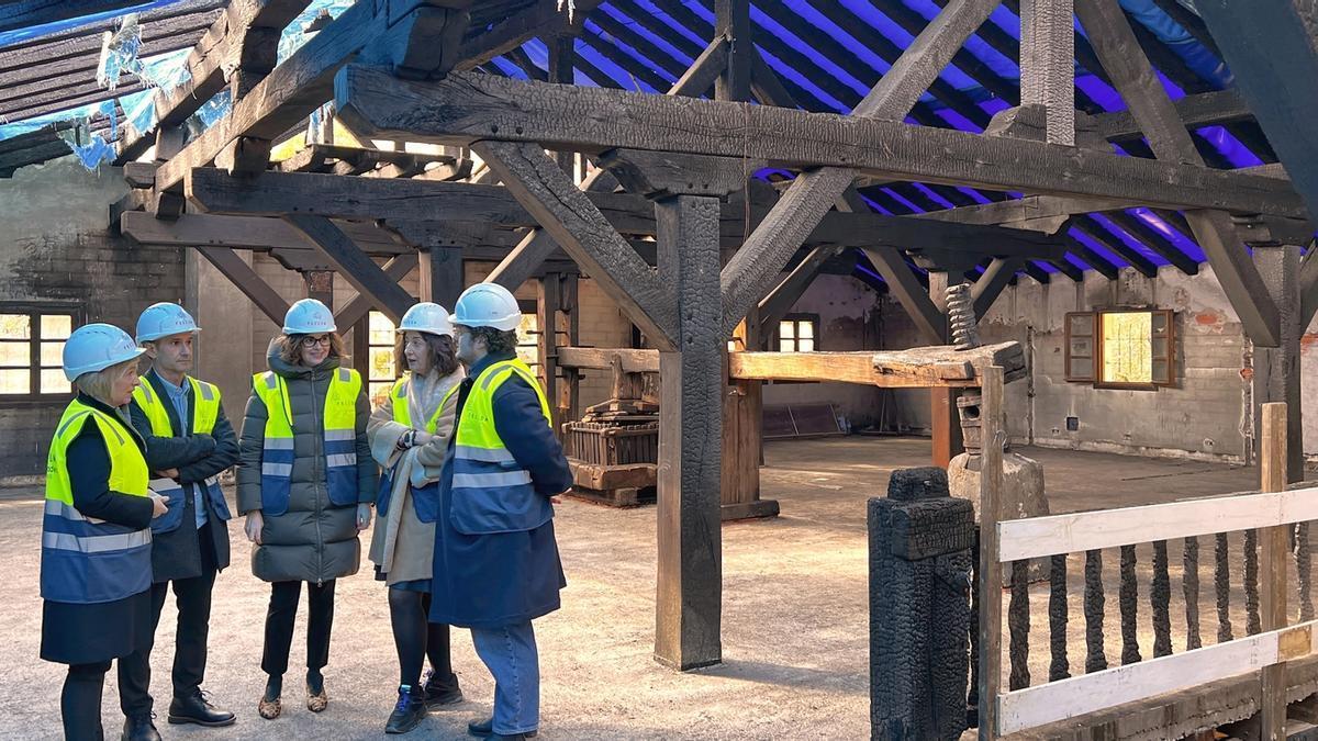 El alcalde de la localidad de Artea y diputadas forales visitaron ayer las obras del futuro museo que ya han comenzado.