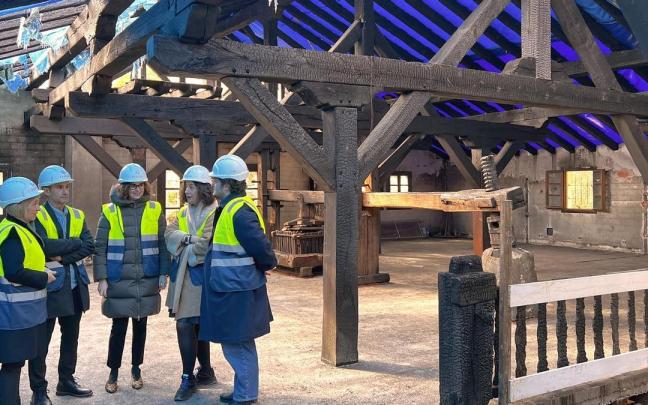 El alcalde de la localidad de Artea y diputadas forales visitaron ayer las obras del futuro museo que ya han comenzado.