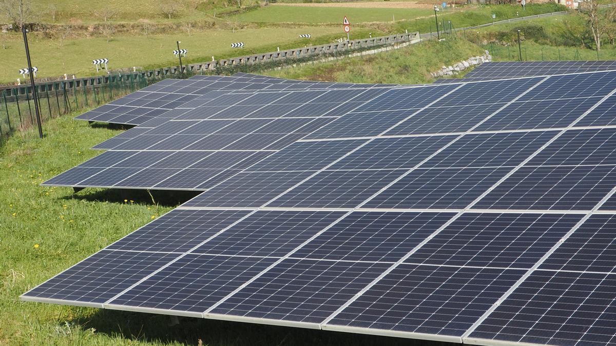 El proyecto de Ekiola tiene como eje un futuro parque de paneles solares, como el de la fotografía, instalado en el barrio azpeitiarra de Urrestilla