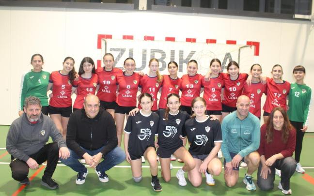 Miembros del comité organizador del aniversario y jugadoras en la presentación del programa conmemorativo. Para el cumpleaños se ha sacado una camiseta con el nuevo logo de la sección deportiva, que lucen las tres jugadores situadas en
