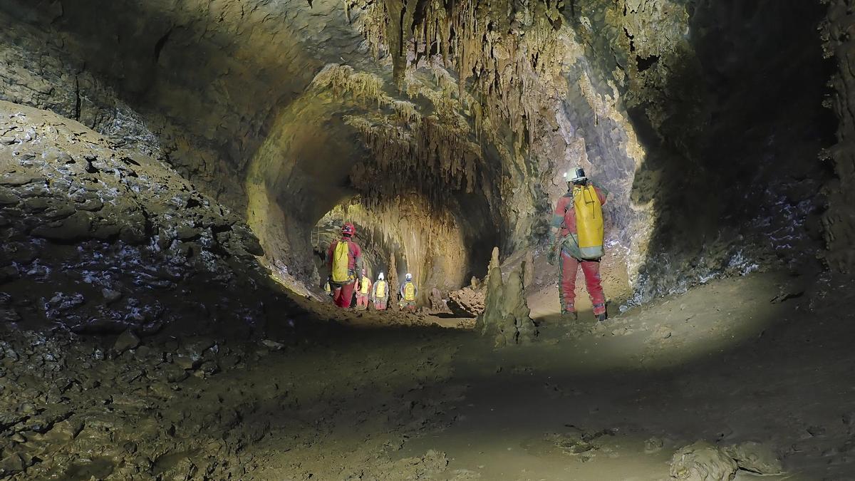 Un grupo de espeleólogos logra conectar en Cantabria el mayor recorrido de cuevas del Estado