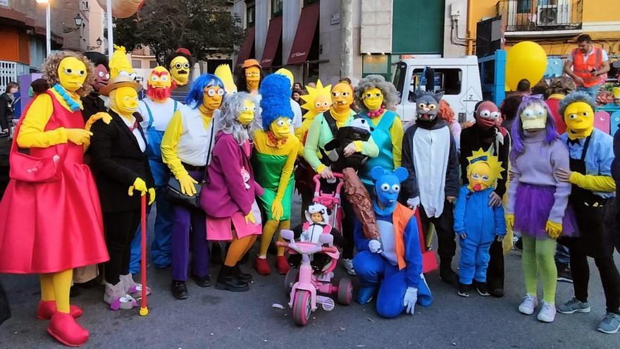 El grupo de Simpsons y allegados que la Peña Adebán hizo desfilar en el carnaval de Zaragoza.