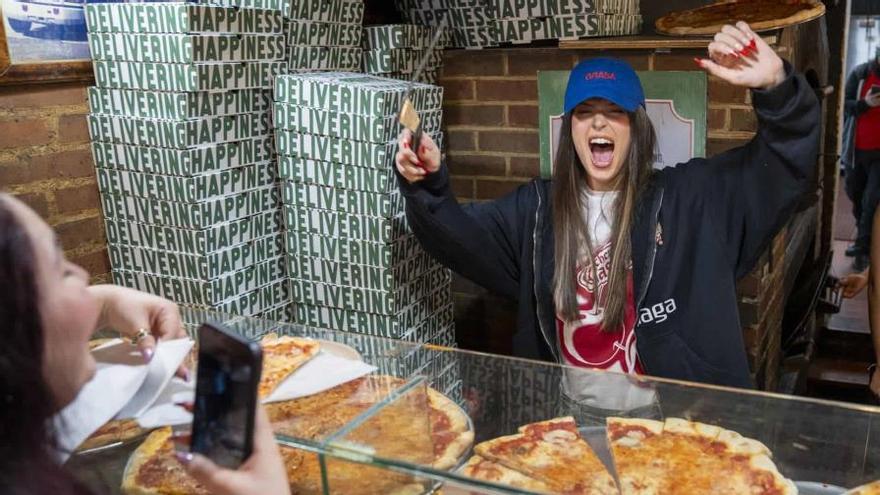 Nathy Peluso anuncia su nuevo álbum 'Grasa' repartiendo pizza en Manhattan.