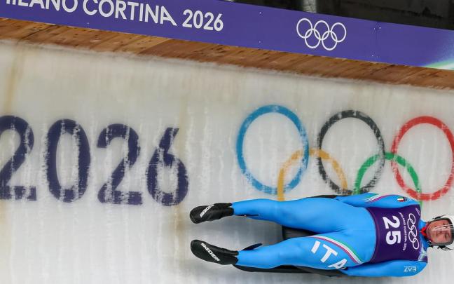 El italiano Dominik Fischnaller, en acción durante el entrenamiento oficial de luge en Cortina d'Ampezzo.