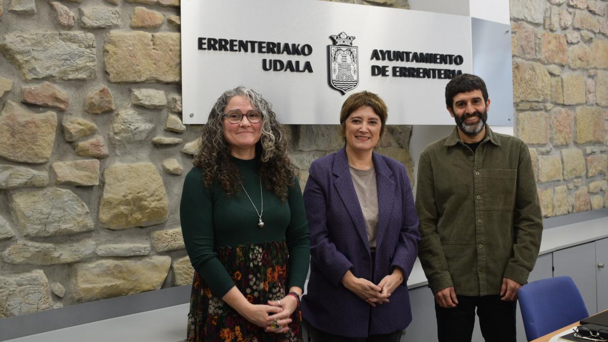 La alcaldesa en el medio, con dos ediles del Gobierno.