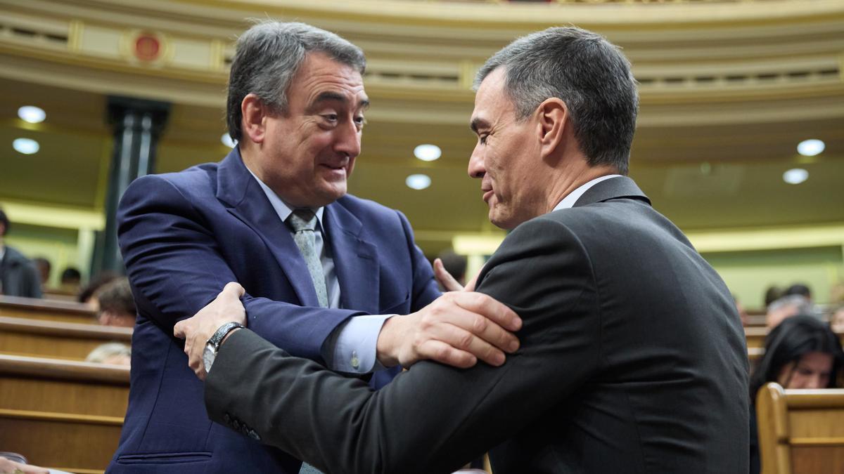 El presidente del Gobierno, Pedro Sánchez, y el portavoz del PNV en el Congreso, Aitor Estaban