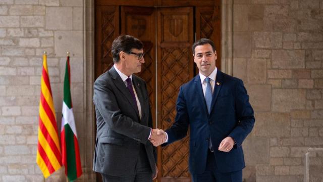 Salvador Illa saluda a Imanol Pradales durante un encuentro en el Palau de la Generalitat el pasado enero. EP