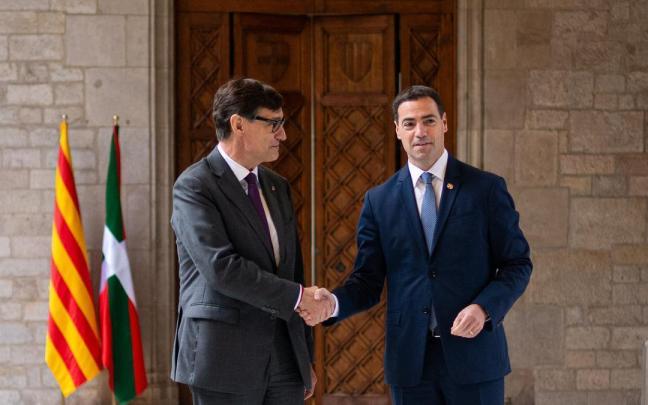 Salvador Illa saluda a Imanol Pradales durante un encuentro en el Palau de la Generalitat el pasado enero. EP