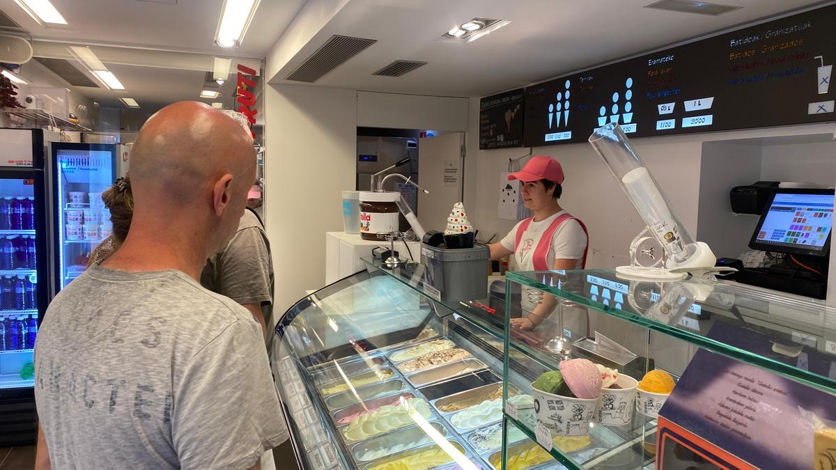 Clientes pidiendo un helado en Dona Doni.