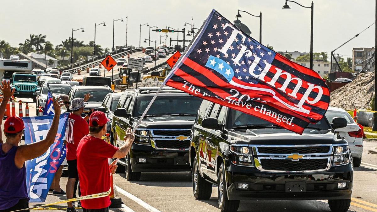 Seguidores de Trump ante su mansión en Florida.