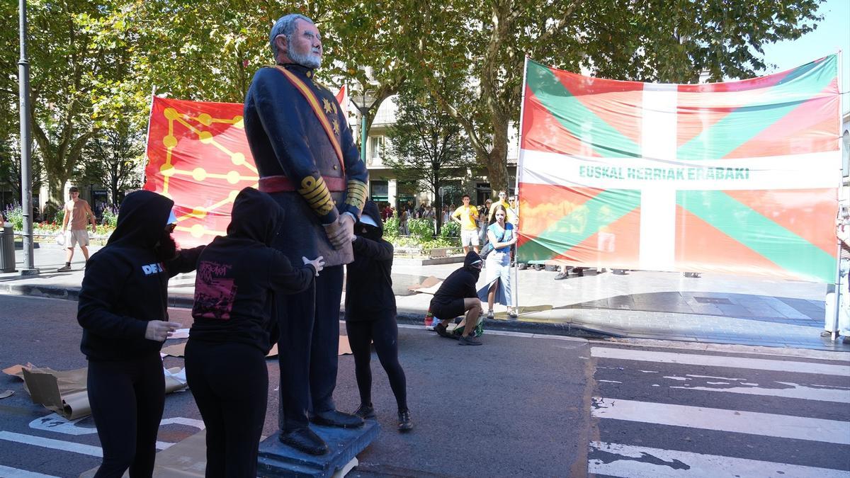 Figura de Felipe VI en una manifestación de Ernai.