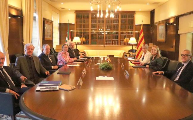 Encuentro entre la delegación vasca y la catalana. Encuentro entre la delegación vasca y la catalana.